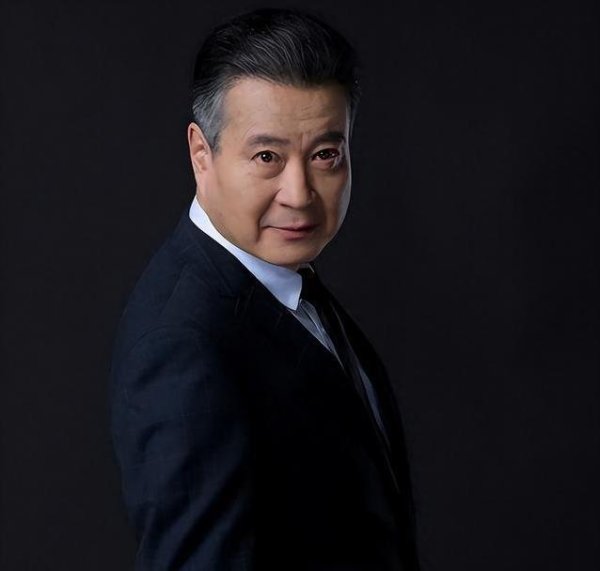 天弘忧配 从部队小兵到话剧团，许文广苦熬成名，两个儿子却更耀眼？